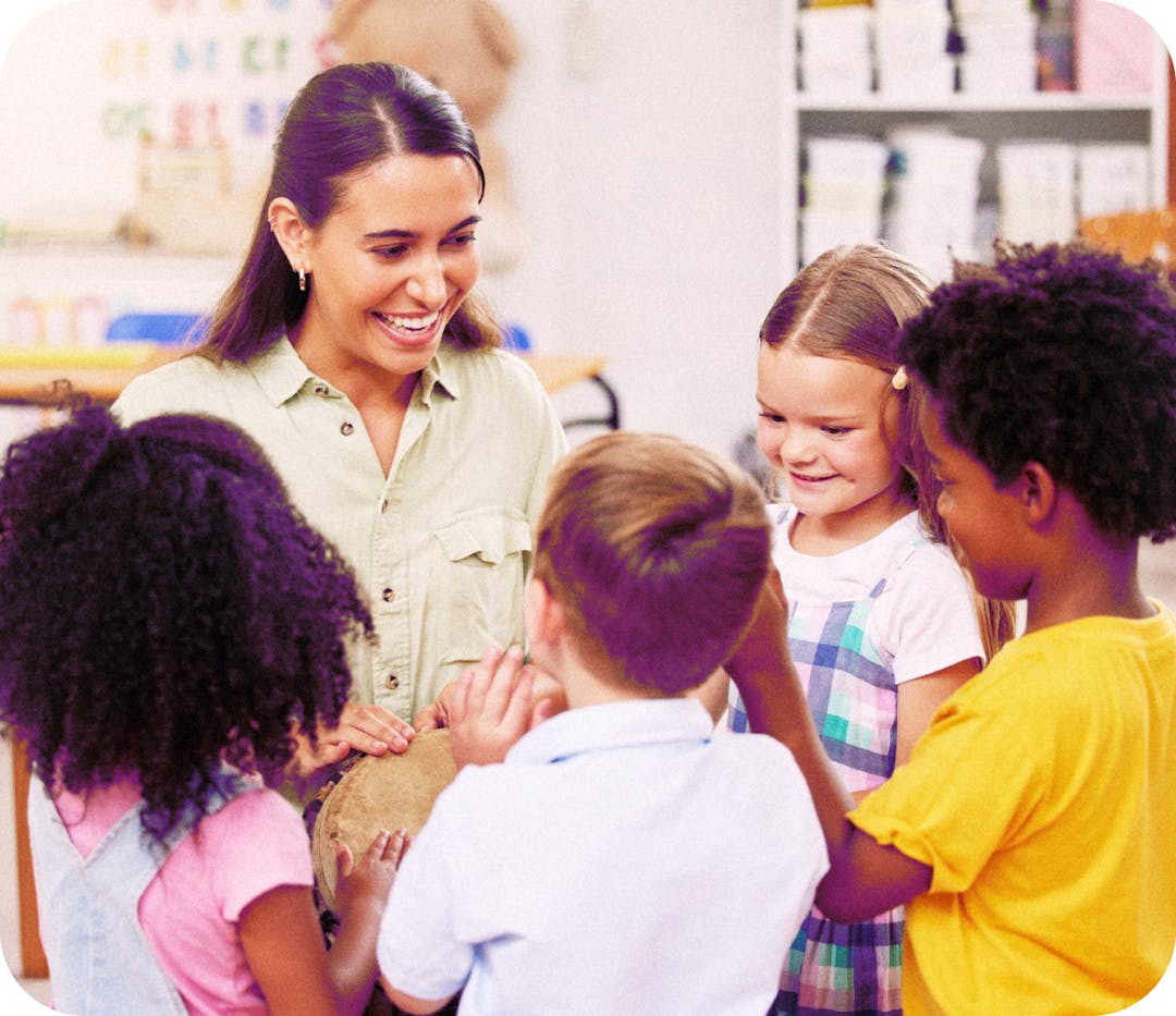 Imagem de uma professora rodeada de quatro crianças